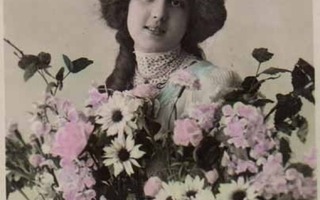 NAINEN / Erikoisen kaunis tyttö ja kukka-asetelma. 1900-l.