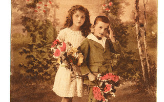 Tyttö ja poika onnittelevat - vanha  kortti