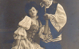 RAKKAUS / Kauniisti pukeutunut nuori mies ja tyttö. 1900-l.