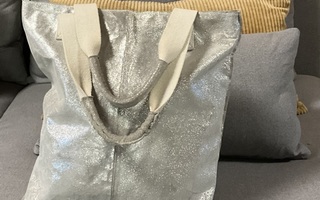 Kaunis tilava hopean värinen shopperi laukku nahkaa