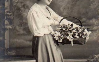 NAINEN / Tumma tyttö ja kaunis orvokkikori. 1900-l.