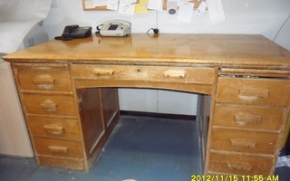 Antiikkinen työpöytä 1930-luvulta
