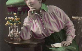 NAINEN / Uneksiva tyttö kirje helmassaan. 1910-l.