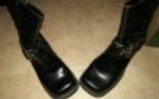 Gootti tyyyliset kengät nilkkurit koko 40 mustat