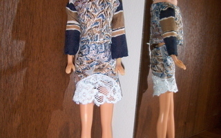Kolme vaatetta ja yhdet kengät Barbielle