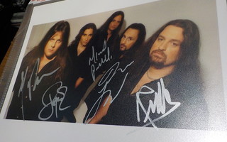 SYMPHONY X PROMOKUVA KOKO BÄNDIN NIMMAREILLA (+)