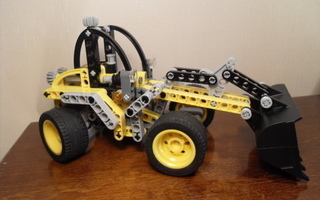 LEGO TECHNIC KUORMAAJA 8271