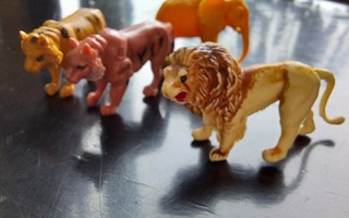 Leijona, kaksi tiikeriä ja norsu