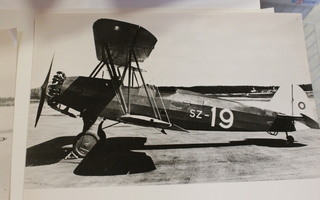 Valokuvia vanhoista lentokoneista