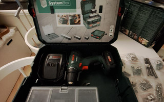 Akkuporakone Bosch + systembox + tarvikkeet