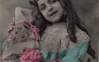 LAPSI / Romanttisen nätti pieni tyttö ja ruusuja. 1900-l.
