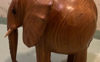 Puinen norsu-figuuri