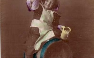 LAPSI / Ison tynnyrin päällä istuva iloinen lapsi. 1900-l.