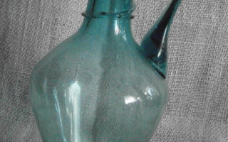 Vihreä puhallettu lasipullo , museo kopio , 16,5 cm ,kahva