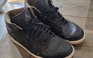Nike Air Jordan nahkainen musta/kulta retrokenkä