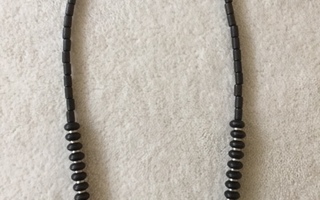Aarikka mustat helmet, pituus 75 cm