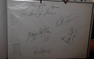 Wayne Shorter + bändin nimikirjoitukset paperilla