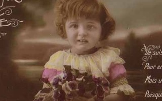 LAPSI / Pieni tyttö kaunis orvokkikimppu kädessään. 1910-l.