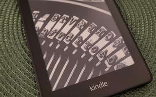 Kindle Paperwhite (10th generation) + laturi, kaapeli, suoja