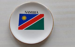Lautanen, seinälautanen jossa Namibian lippu