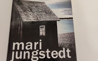 Mari Jungstedt; Meren hiljaisuudessa