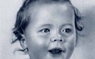 LAPSI / Hyväntuulinen vauva hiukset pystyssä. 1940-l.