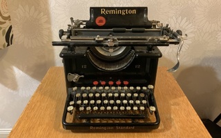 Vanha antiikkinen kirjoituskone REMINGTON