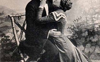 RAKKAUS / Nainen sivelee miehen poskia. 1900-l.