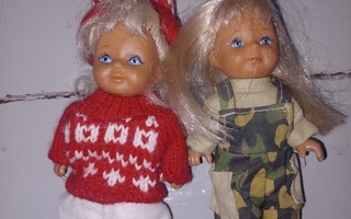 Kaksi vanhaa nukkea