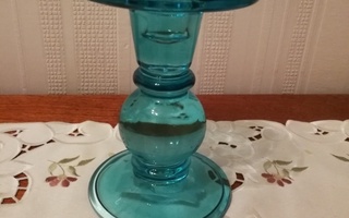 Lasinen vedensininen kynttilänjalka