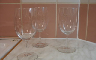 Kolme kaunista, tyylikästä jalallista lasia, kirkasta lasia