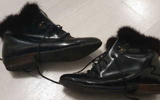 Naisten mustat kotimaiset kengät karvareunuksilla