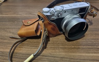 Fujifilm X100V -kompaktikamera + lisätarvikkeet