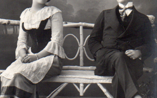 RAKKAUS / Ujosteleva tyttö ja rakastunut nuori mies. 1900-l.