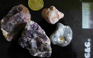 Mineraali kivi erilaisia puoli jalokiviä?