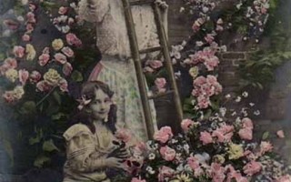 ÄITI / Äiti ja tyttö ruusutarhassa, puiset kottarit 1900-l.