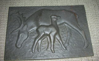 Helvi Hyvärinen poroemo reliefi