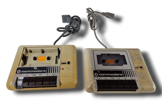 Kaksi Commodore kasettiasemaa