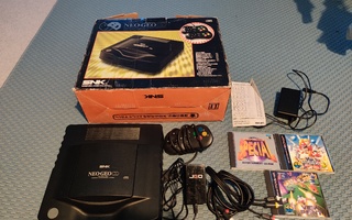 Neo Geo CD, ohjain, virtalähde ja 3 peliä