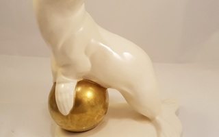 Goebel figuuri "SEAL on GOLDEN BALL"