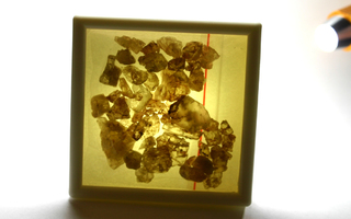 Luumäki berylli kuultavia-läpinäkyviä raakakiviä + sahattuja