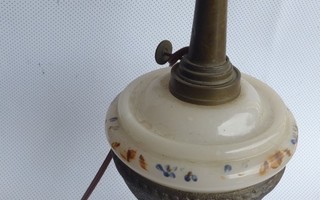 Pöytälamppu 1900 vuodelta oli öljylamppu