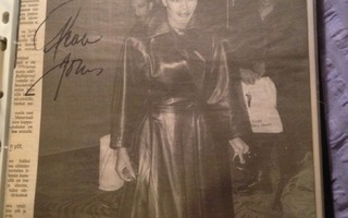 Grace Jones lehtikuva nimikirjoituksella