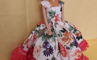 Barbie mekko ja hattu