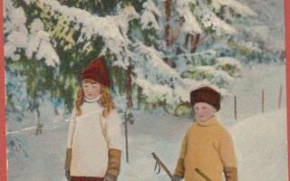 Lapset hiihtämässä