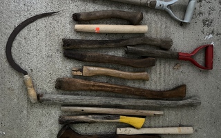 vanhat antiikki työkalujen varret sekä pieni viikate