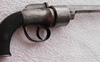 NALLISYTYTTEINEN revolveri UK