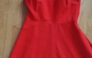 Zara Trf kellohelmainen punainen mekko