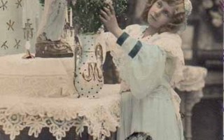 LAPSI / Tyttö asettelee kukkia salongin maljakossa. 1900-l.