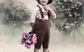 LAPSI / Hurmaava pieni poika kukkia selän takana. 1900-l.